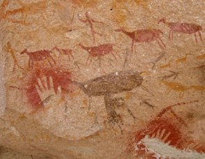 Pintura em parade de caverna mostrando animais e seres humanos