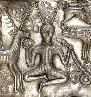 Relevo representando um deus celta com chifres na cabeça