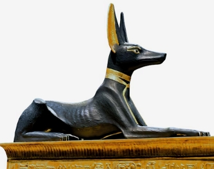 Foto de uma estátua de um chacal representando o deus Anúbis