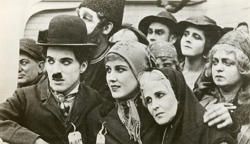 Charles Chaplin em cena do filme O imigrante, de 1917