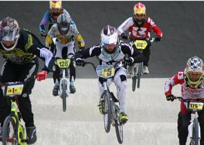 Competição de ciclismo BMX com vários ciclistas