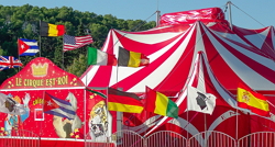 Foto da parte externa de um circo