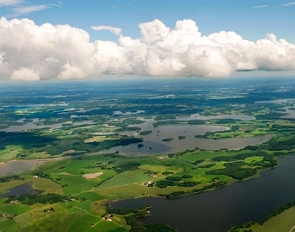Foto do sul da Suécia com nuvens, áreas verdes e lagos