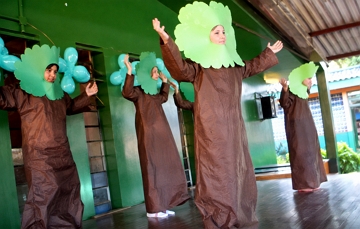 Comemora&ccedil;&atilde;o do Dia da &Aacute;rvore numa escola brasileira.