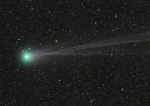 Foto de um cometa com cauda no espaço
