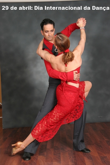 Fotos de um homen dan&ccedil;ando com tango com uma mulher