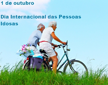 Foto de um casal de idosos andando de bicicleta.