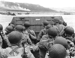 Foto de soldados americanos desembarcando na Normandia no Dia D