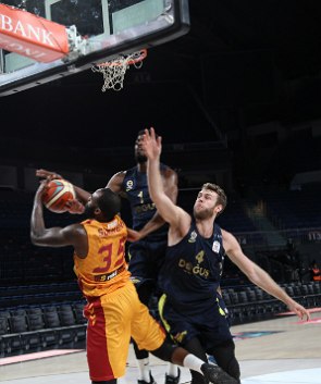 Foto mostrando um lance basquete com tr&ecirc;s jogadores disputando a posse de bola
