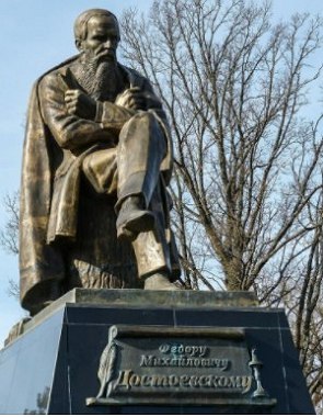 Estátua de Dostoiévski numa praça
