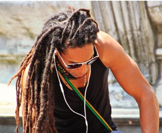 Homem do movimento rastaf&aacute;ri com cabelo com dreadlocks