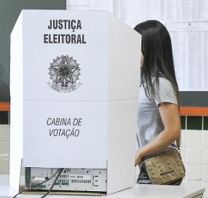Eleitora numa cabine de votação no Brasil