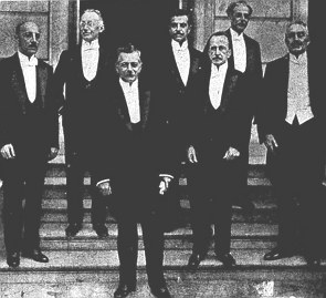 Foto mostrando Epitácio Pessoa ao lado de ministros