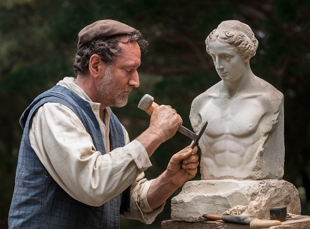Imagem mostrando um escultor esculpindo um busto