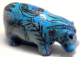 Hipopótamo decorado em louça de barro