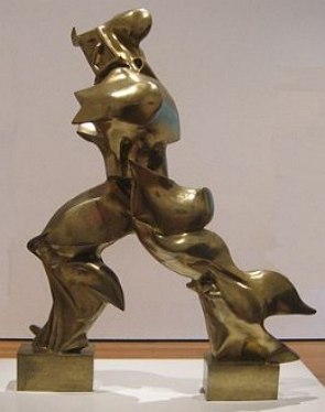 Foto de uma escultura metálica de bronze representando uma pessoa em movimento