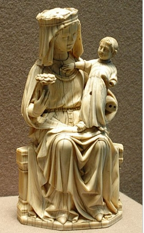 Escultura mostrando a virgem Maria e o menino Jesus
