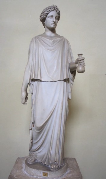 Est&aacute;tua de uma mulher da Gr&eacute;cia Antiga