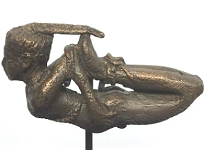 Estatueta de bronze de uma pessoa