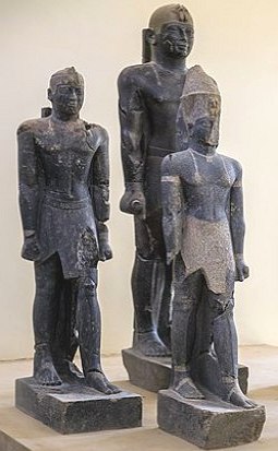 Estatuetas negras de três reis núbios