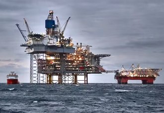 Foto mostrando plataformas de extra&ccedil;&atilde;o de petr&oacute;leo no Mar do Norte