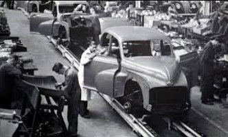 Foto antiga de uma linha de produ&ccedil;&atilde;o de autom&oacute;veis antiga