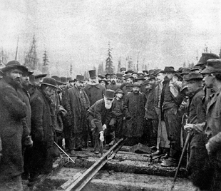 Foto mostrando a inauguração da Ferrovia Canadense do Pacífico