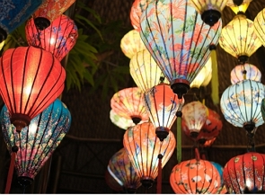 Foto com várias lanternas decoradas, coloridas e acesas