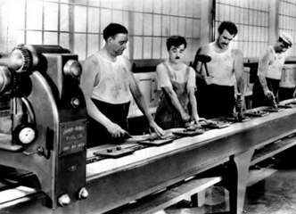 Imagem de uma cena do filme Tempos Modernos de Charles Chaplin
