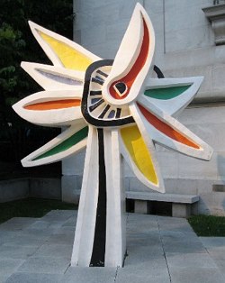 Escultura simbolizando uma flor com pétalas coloridas