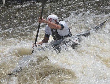Esportista de canoagem num rio