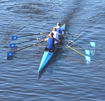 Tr&ecirc;s remadores numa canoa praticando a canoagem