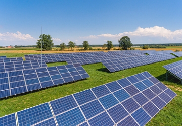 Placas de energia solar em uma empresa