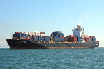 Navio de carga no mar com v&aacute;rios containers