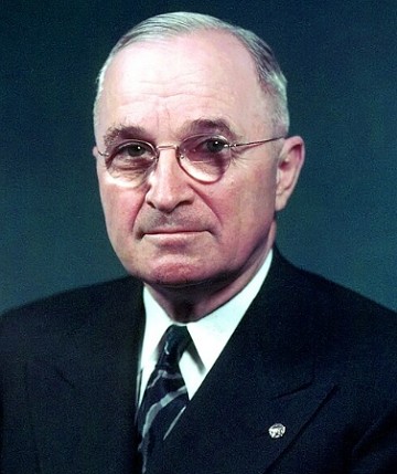 Harry Truman assinando a entrada dos EUA na Guerra da Coreia