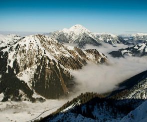 Foto aérea dos Alpes