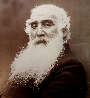 Foto de um homem idoso de cabelos brancos e barba comprida e branca