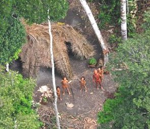 Foto aérea de índios isolados da Amazônia