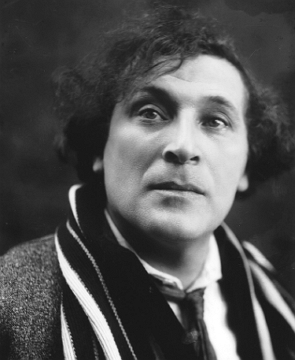 Foto de Marc Chagall, homem jovem, branco e cabelos escuros