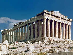 Foto do Partenon da Grécia Antiga, construção em forma de templo com muitas colunas