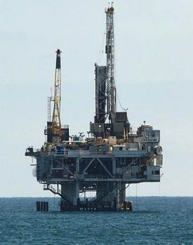 Foto de uma plataforma de Petróleo em alto mar