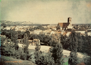 Fotografia colorida antiga de uma cidade