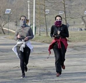 Mulheres correndo num dia de frio