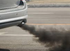 Fumaça gerada pela queima de combustível fóssil: aumento da poluição do ar.