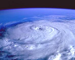 Imagem aérea de um grande furacão