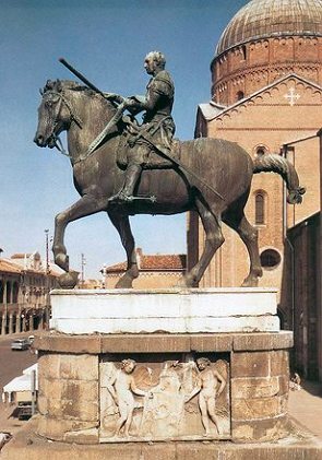 Gattamelata de Donatello, escultura de um homem sobre seu cavalo