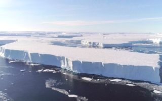Foto de um peda&ccedil;&atilde;o da geleira do Ju&iacute;zo Final na Ant&aacute;rtica