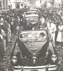 Getúlio Vargas desfilando, entre o povo de Vitória (ES), em 1951