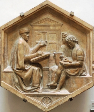 Foto de um painel de m&aacute;rmore do s&eacute;culo XV mostrando uma aula de Gram&aacute;tica