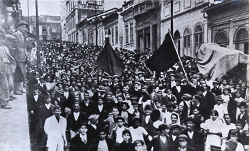 Trabalhadores na rua numa manifesta&ccedil;&atilde;o durante a Greve de 1917